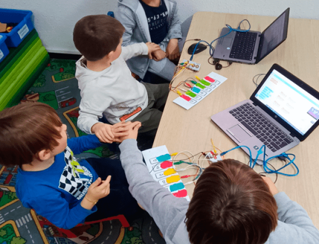 Niños haciendo actividad tecnológica